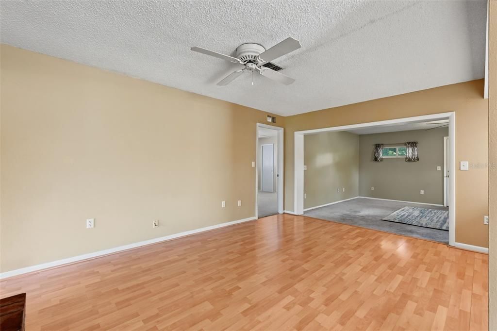 En Venta: $565,000 (4 camas, 2 baños, 1964 Pies cuadrados)