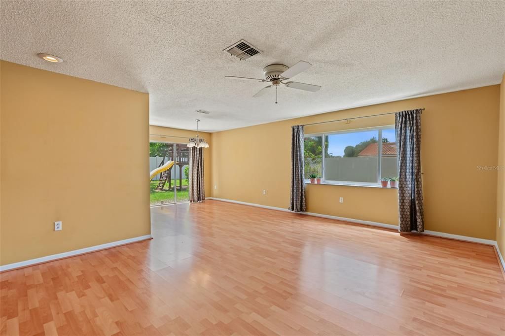 En Venta: $565,000 (4 camas, 2 baños, 1964 Pies cuadrados)