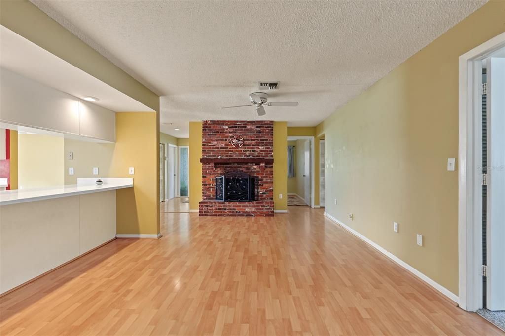 En Venta: $565,000 (4 camas, 2 baños, 1964 Pies cuadrados)