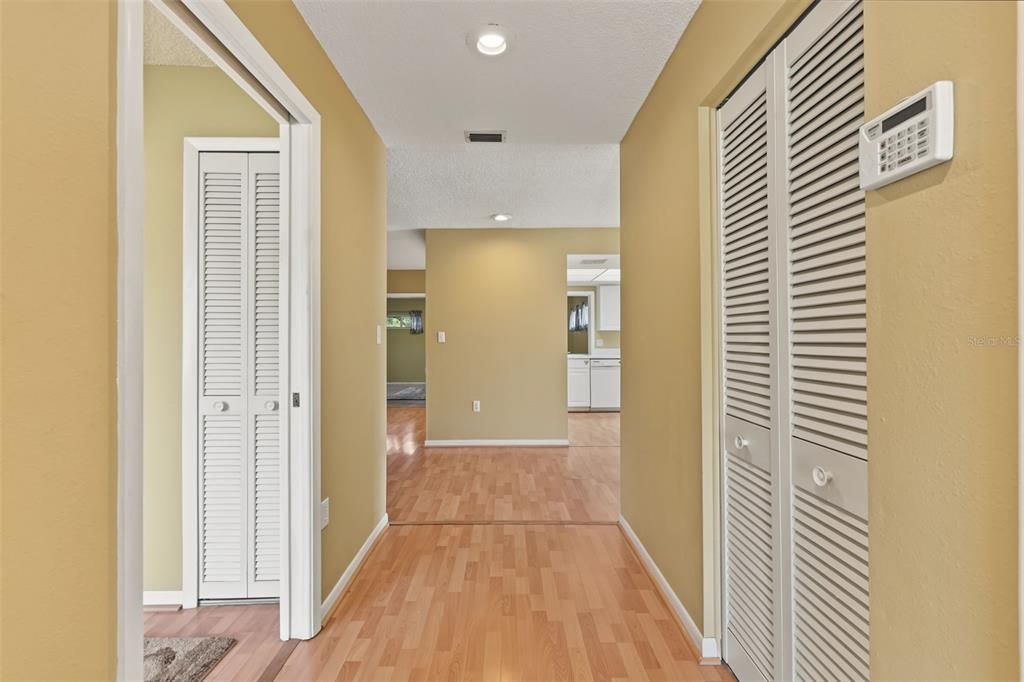En Venta: $565,000 (4 camas, 2 baños, 1964 Pies cuadrados)
