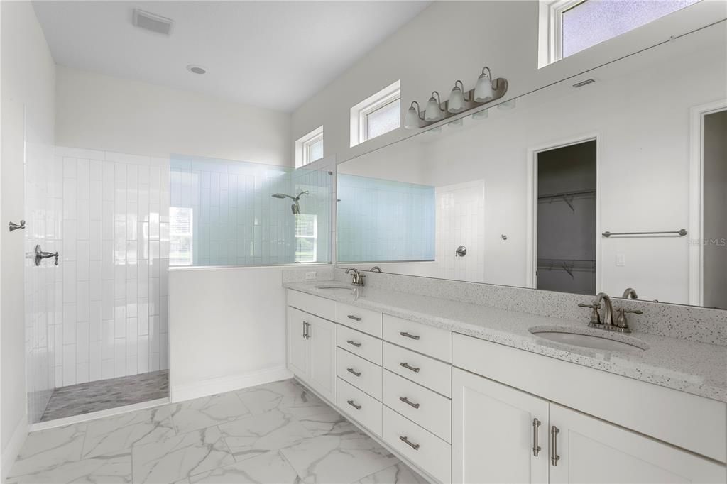 For Sale: $700,000 (4 beds, 3 baths, 2560 Square Feet)