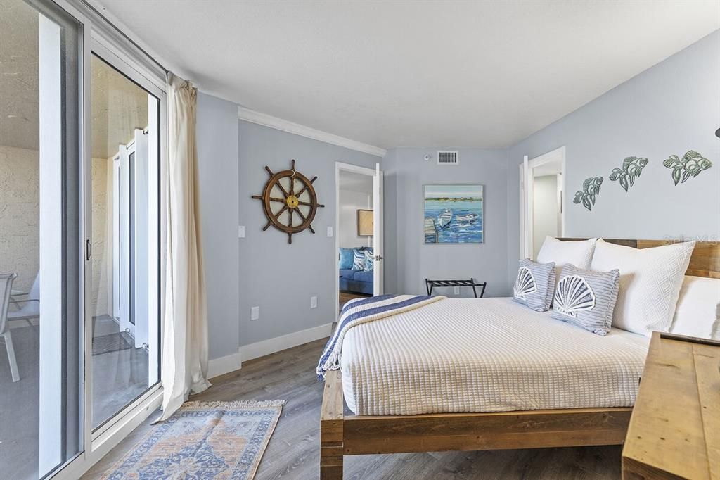 For Sale: $650,000 (2 beds, 2 baths, 900 Square Feet)
