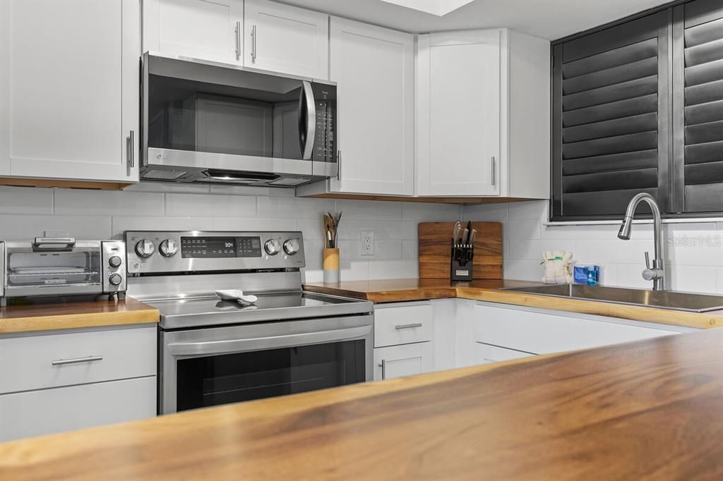 For Sale: $650,000 (2 beds, 2 baths, 900 Square Feet)