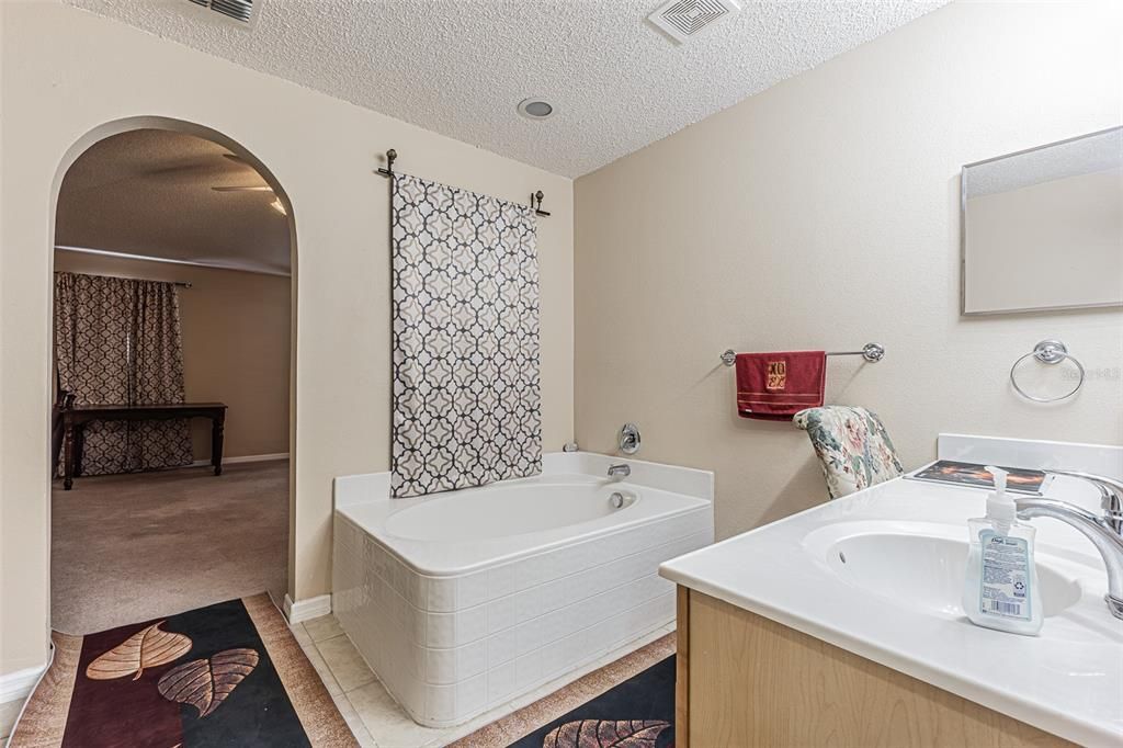 For Rent: $2,800 (4 beds, 2 baths, 2789 Square Feet)