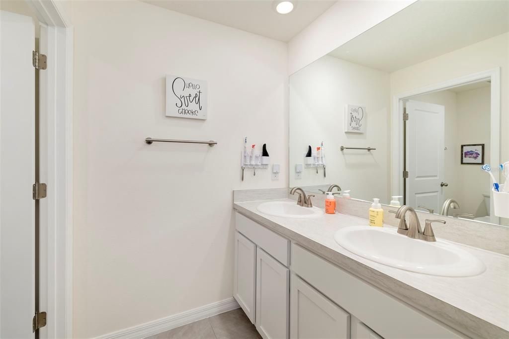 For Sale: $625,000 (5 beds, 3 baths, 2601 Square Feet)