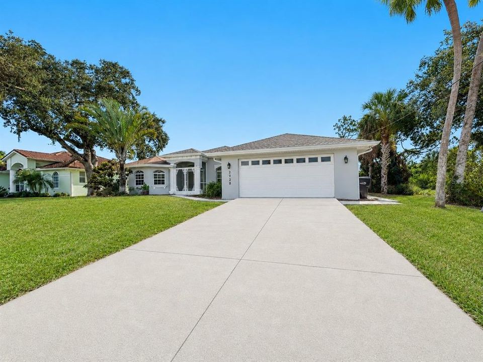 Active With Contract: $324,000 (3 beds, 2 baths, 1930 Square Feet)