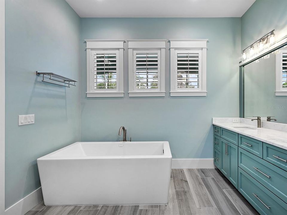 For Sale: $3,400,000 (3 beds, 3 baths, 3565 Square Feet)