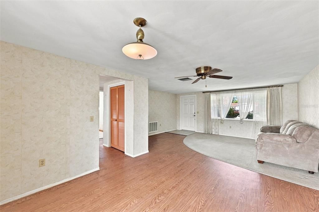 Active With Contract: $215,000 (2 beds, 2 baths, 1310 Square Feet)