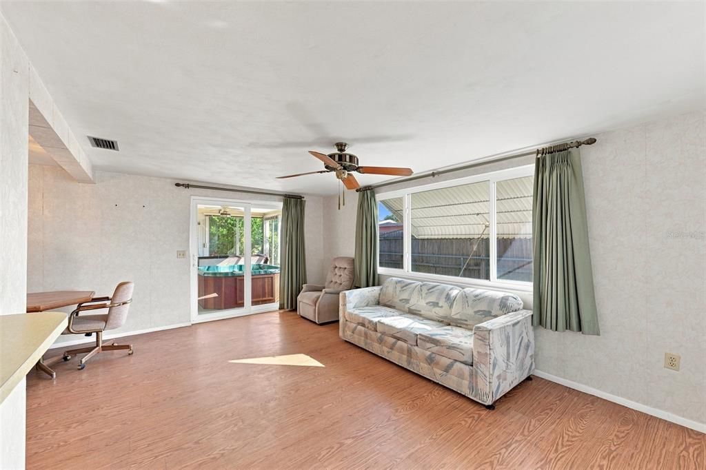 Active With Contract: $215,000 (2 beds, 2 baths, 1310 Square Feet)
