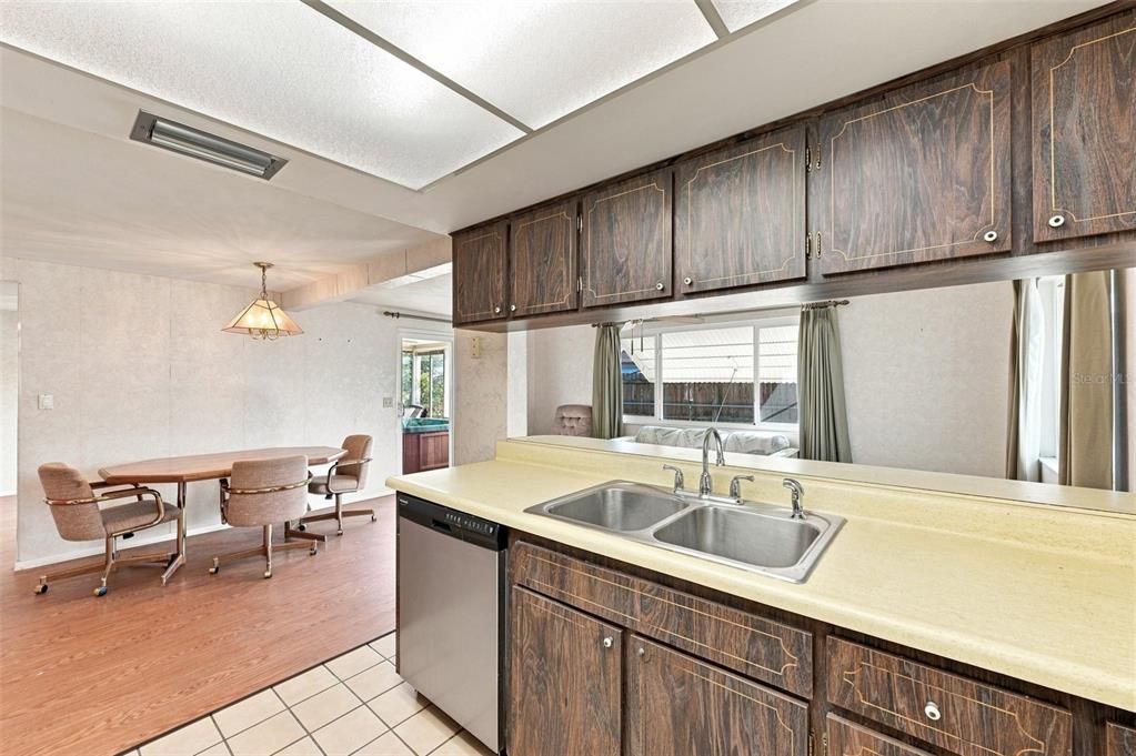 Active With Contract: $215,000 (2 beds, 2 baths, 1310 Square Feet)