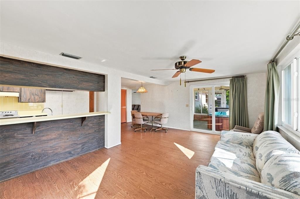 Active With Contract: $215,000 (2 beds, 2 baths, 1310 Square Feet)