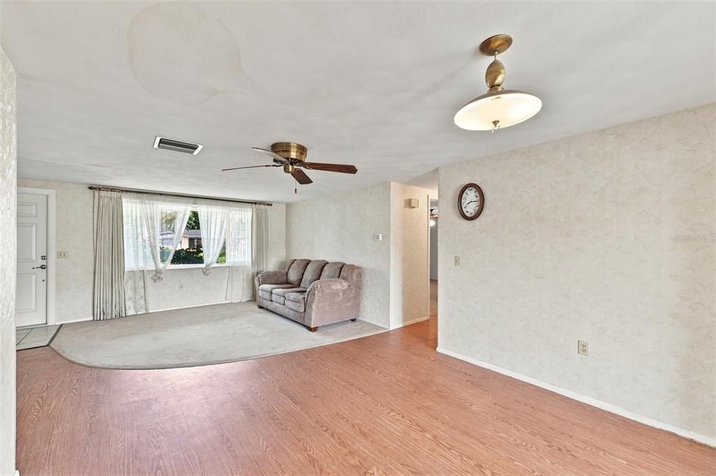 Active With Contract: $215,000 (2 beds, 2 baths, 1310 Square Feet)