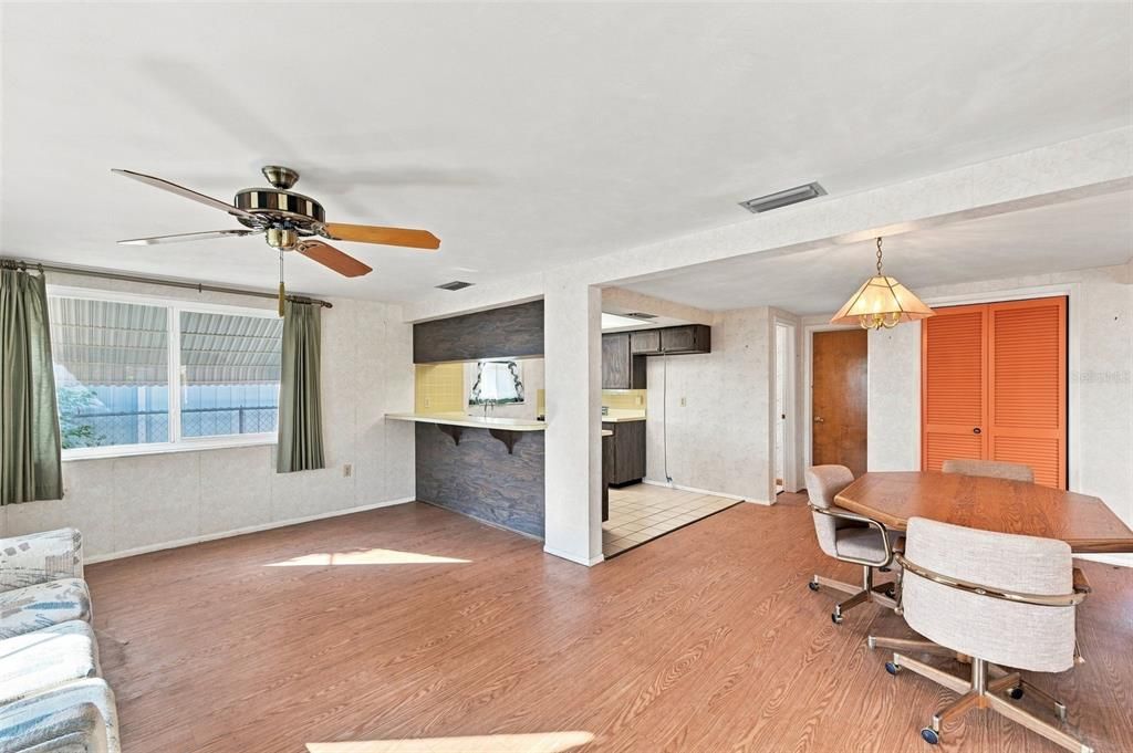 Active With Contract: $215,000 (2 beds, 2 baths, 1310 Square Feet)