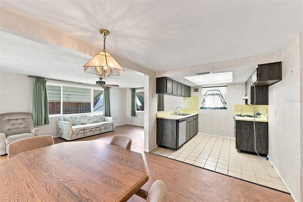 Active With Contract: $215,000 (2 beds, 2 baths, 1310 Square Feet)
