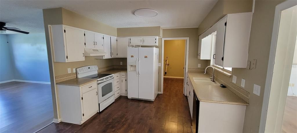 For Rent: $2,200 (3 beds, 2 baths, 1694 Square Feet)
