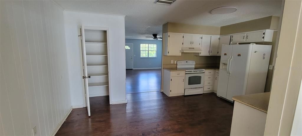 For Rent: $2,200 (3 beds, 2 baths, 1694 Square Feet)