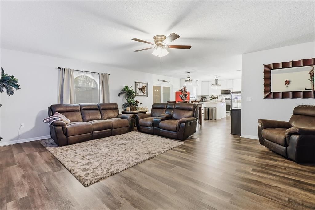 En Venta: $549,000 (6 camas, 4 baños, 4040 Pies cuadrados)