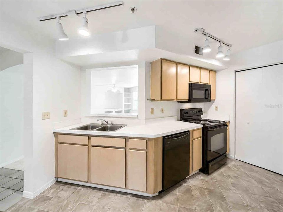 For Rent: $2,000 (3 beds, 2 baths, 1423 Square Feet)