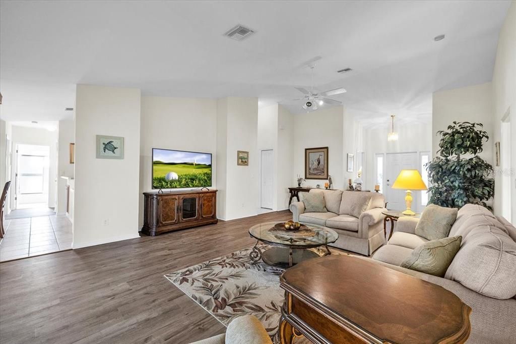 For Sale: $349,000 (3 beds, 2 baths, 1881 Square Feet)