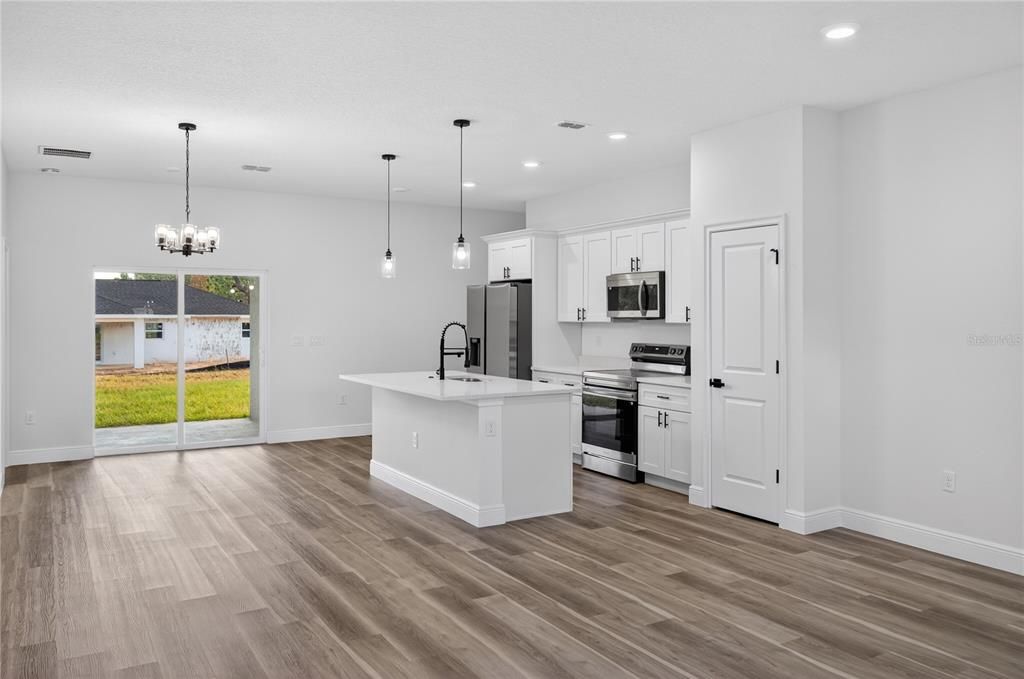 For Rent: $1,950 (4 beds, 2 baths, 1548 Square Feet)