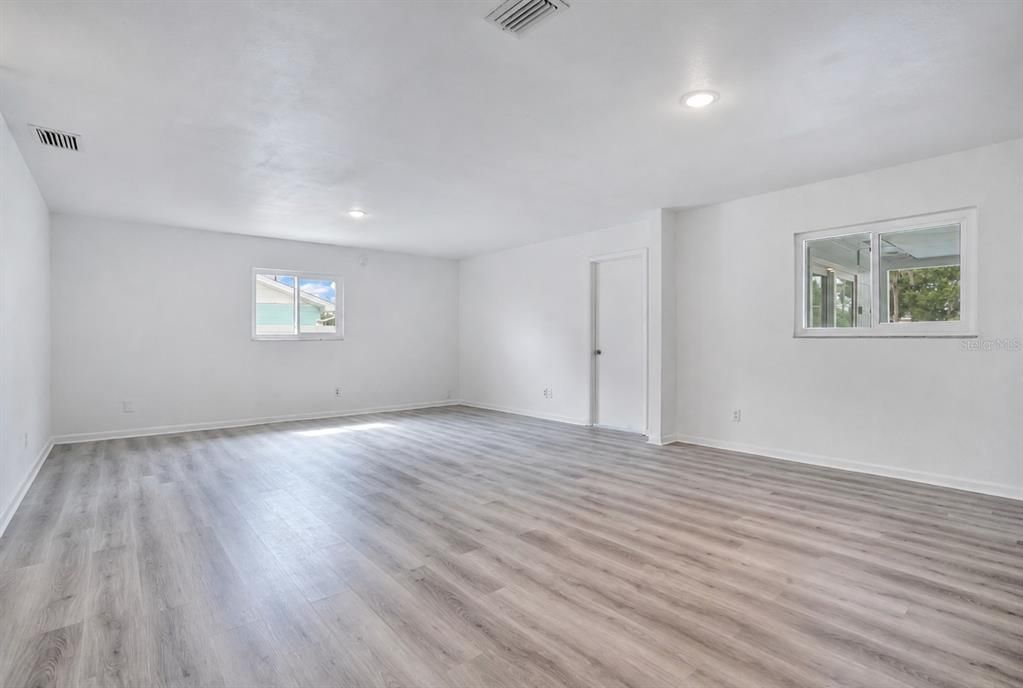 En Venta: $325,000 (3 camas, 2 baños, 1800 Pies cuadrados)