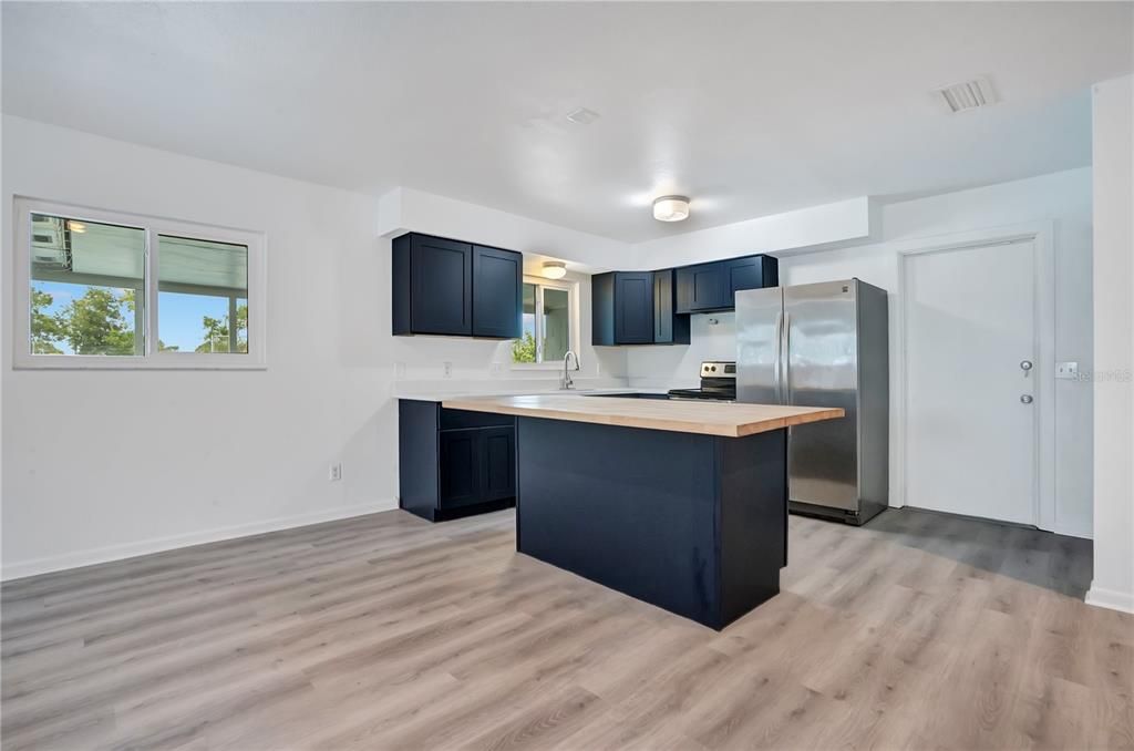 En Venta: $325,000 (3 camas, 2 baños, 1800 Pies cuadrados)