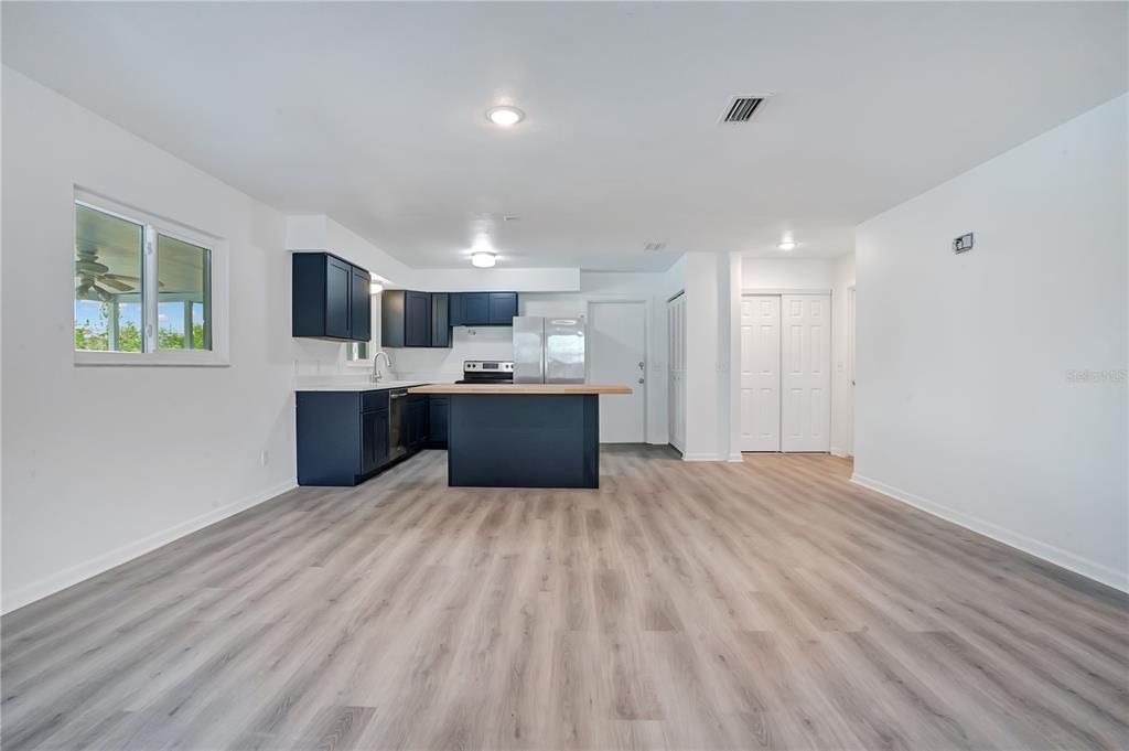 En Venta: $325,000 (3 camas, 2 baños, 1800 Pies cuadrados)