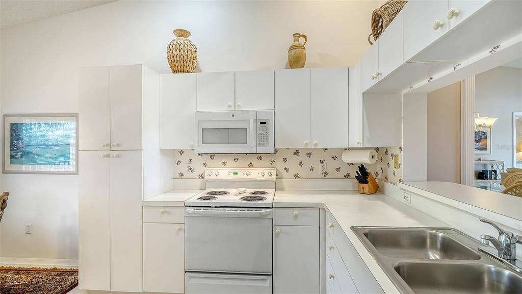 For Sale: $269,000 (2 beds, 2 baths, 1106 Square Feet)