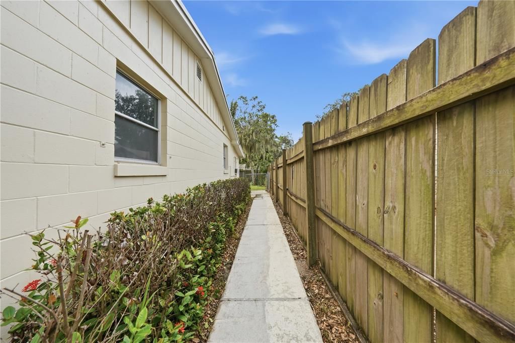 For Sale: $309,000 (3 beds, 2 baths, 1073 Square Feet)