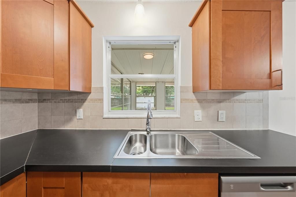 For Sale: $309,000 (3 beds, 2 baths, 1073 Square Feet)