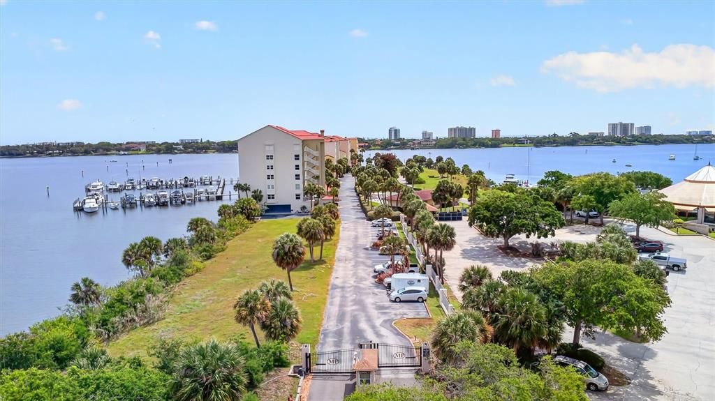 For Sale: $699,999 (3 beds, 2 baths, 1978 Square Feet)