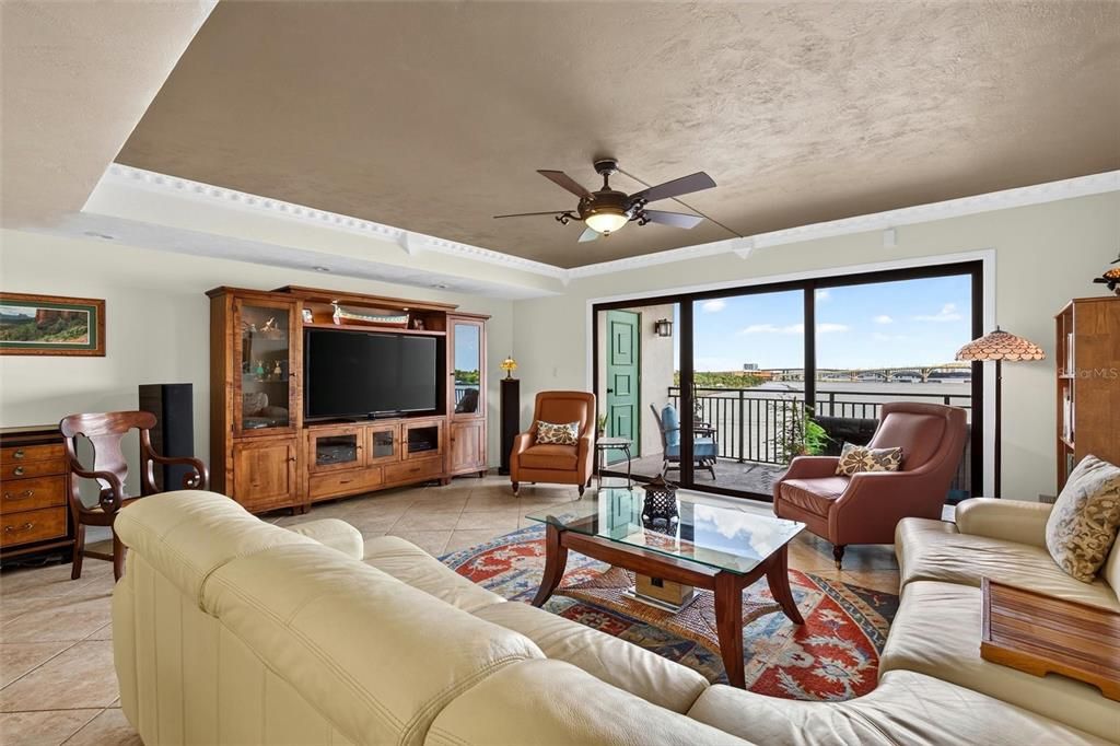 For Sale: $699,999 (3 beds, 2 baths, 1978 Square Feet)