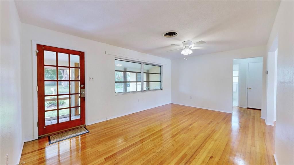 For Rent: $2,200 (2 beds, 1 baths, 960 Square Feet)