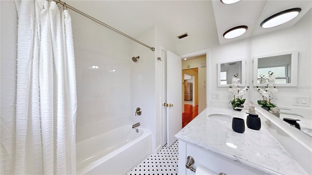 For Rent: $2,200 (2 beds, 1 baths, 960 Square Feet)
