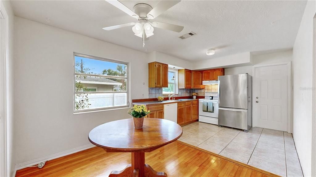 For Rent: $2,200 (2 beds, 1 baths, 960 Square Feet)