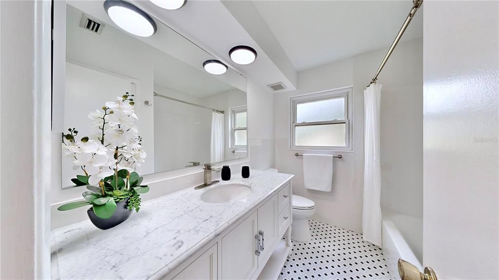 For Rent: $2,200 (2 beds, 1 baths, 960 Square Feet)