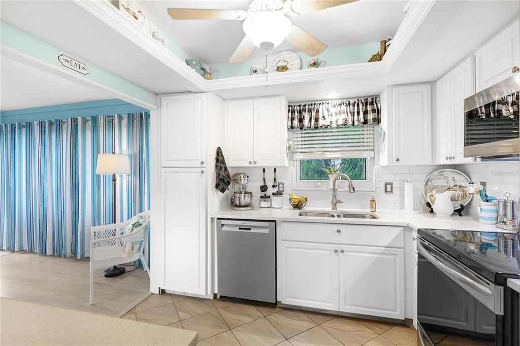 For Sale: $225,000 (1 beds, 1 baths, 1056 Square Feet)
