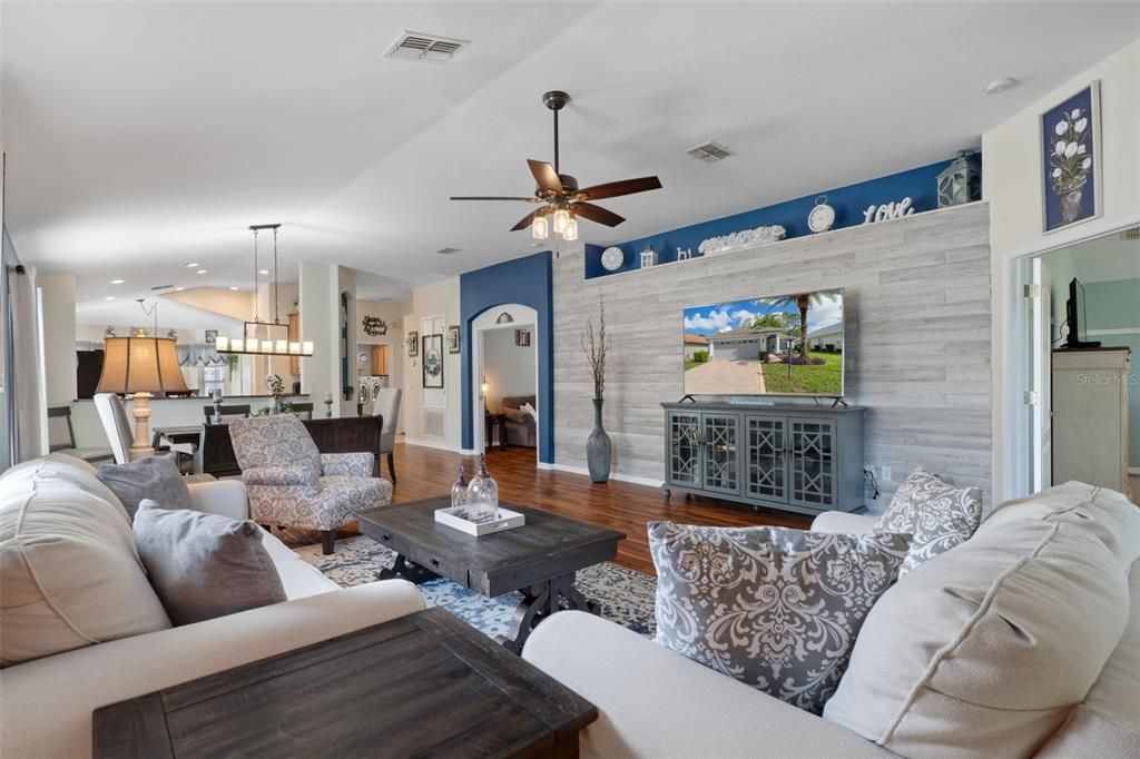 For Sale: $295,000 (3 beds, 2 baths, 1921 Square Feet)
