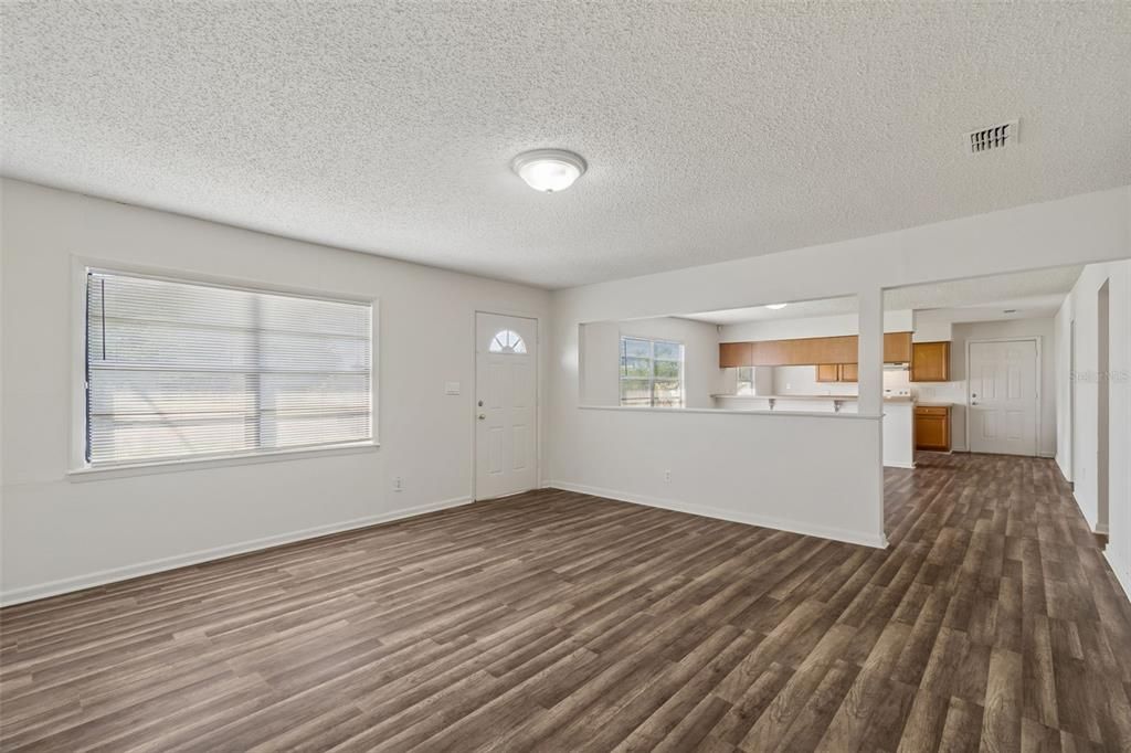 For Sale: $365,000 (3 beds, 2 baths, 1386 Square Feet)