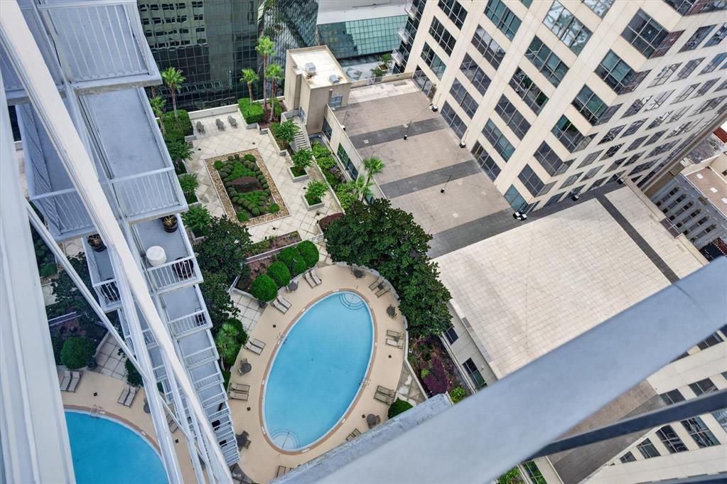 For Sale: $199,000 (1 beds, 1 baths, 728 Square Feet)