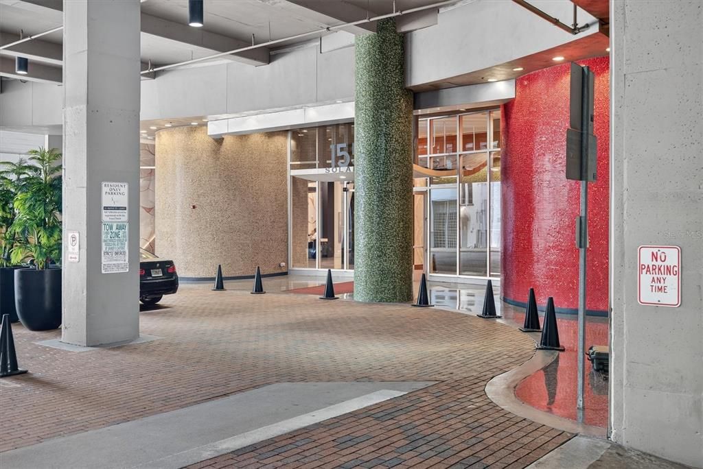 For Sale: $199,000 (1 beds, 1 baths, 728 Square Feet)