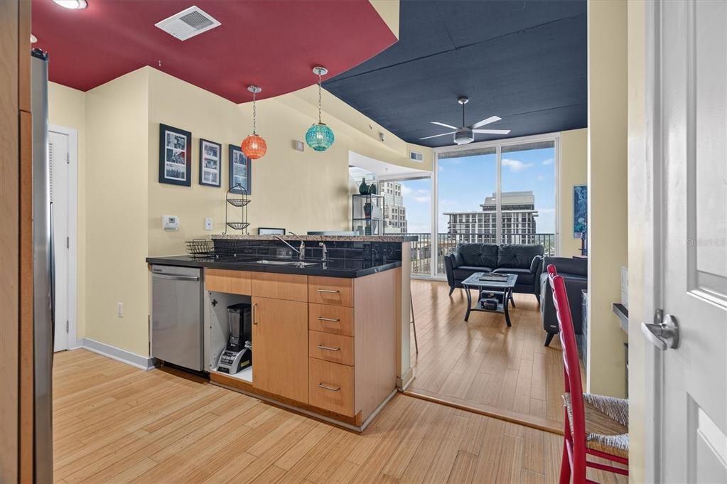 For Sale: $199,000 (1 beds, 1 baths, 728 Square Feet)