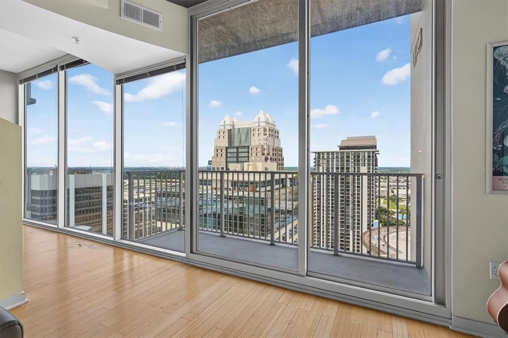 For Sale: $199,000 (1 beds, 1 baths, 728 Square Feet)