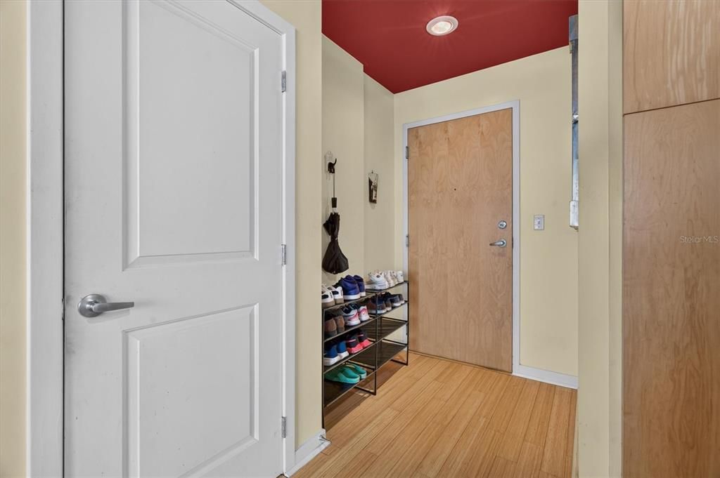For Sale: $199,000 (1 beds, 1 baths, 728 Square Feet)