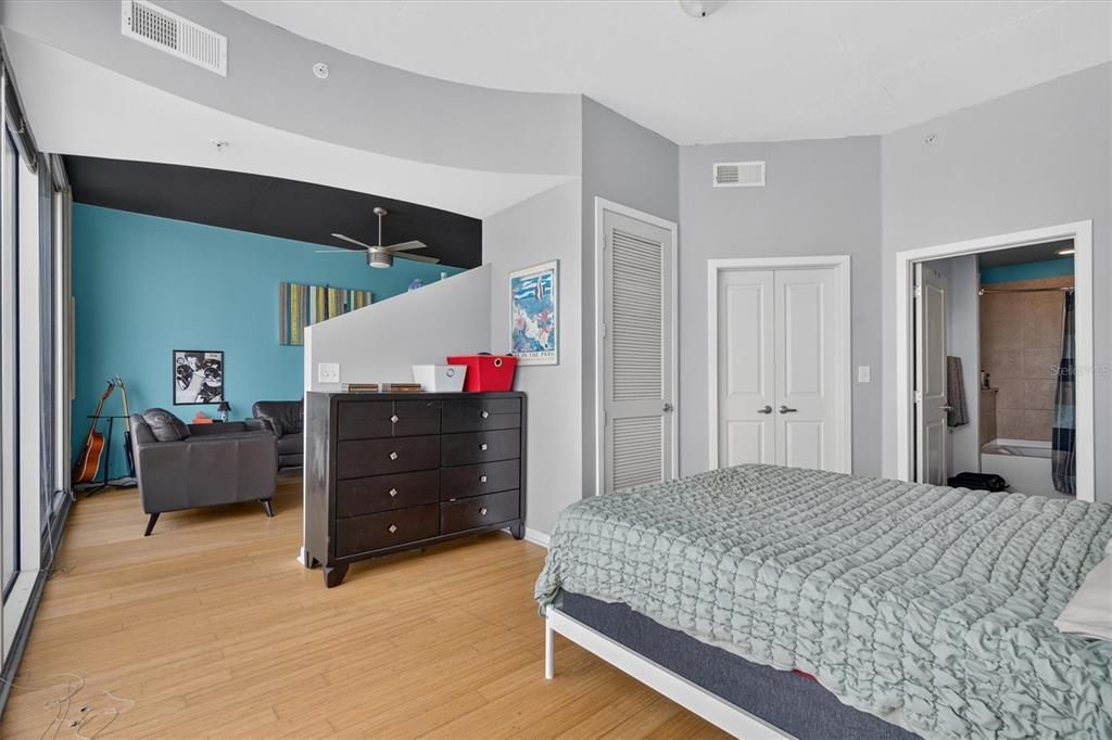 For Sale: $199,000 (1 beds, 1 baths, 728 Square Feet)