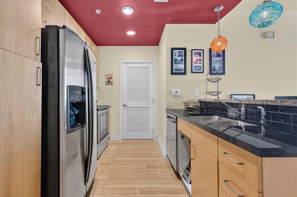 For Sale: $199,000 (1 beds, 1 baths, 728 Square Feet)