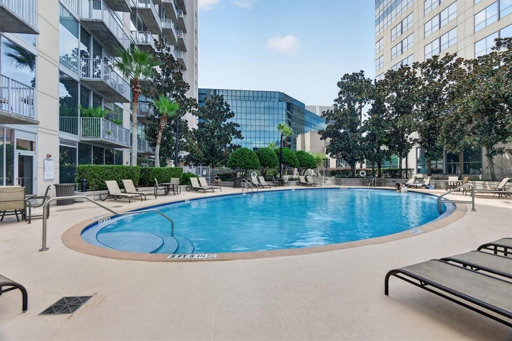 For Sale: $199,000 (1 beds, 1 baths, 728 Square Feet)