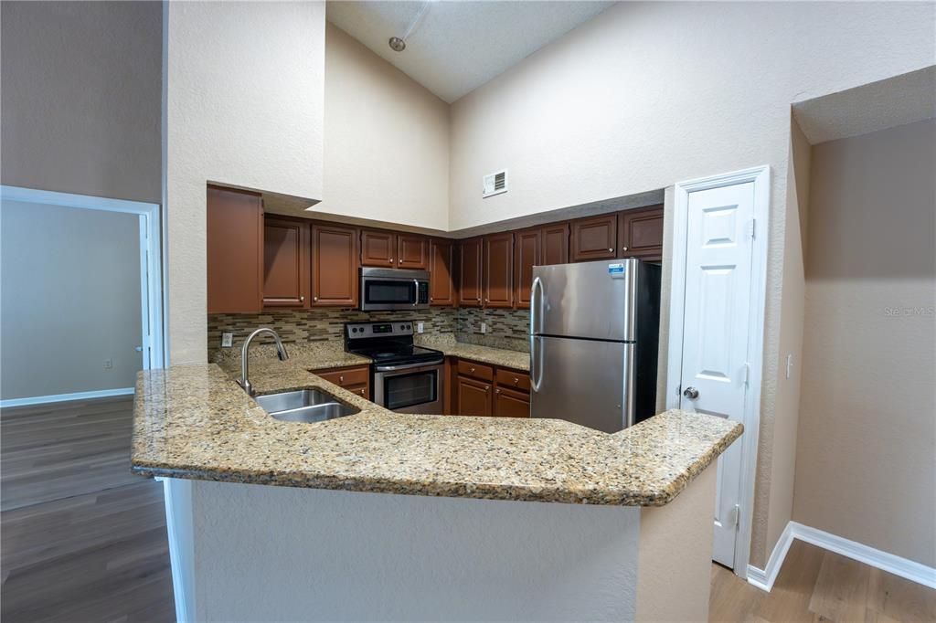 For Sale: $275,000 (2 beds, 2 baths, 1166 Square Feet)