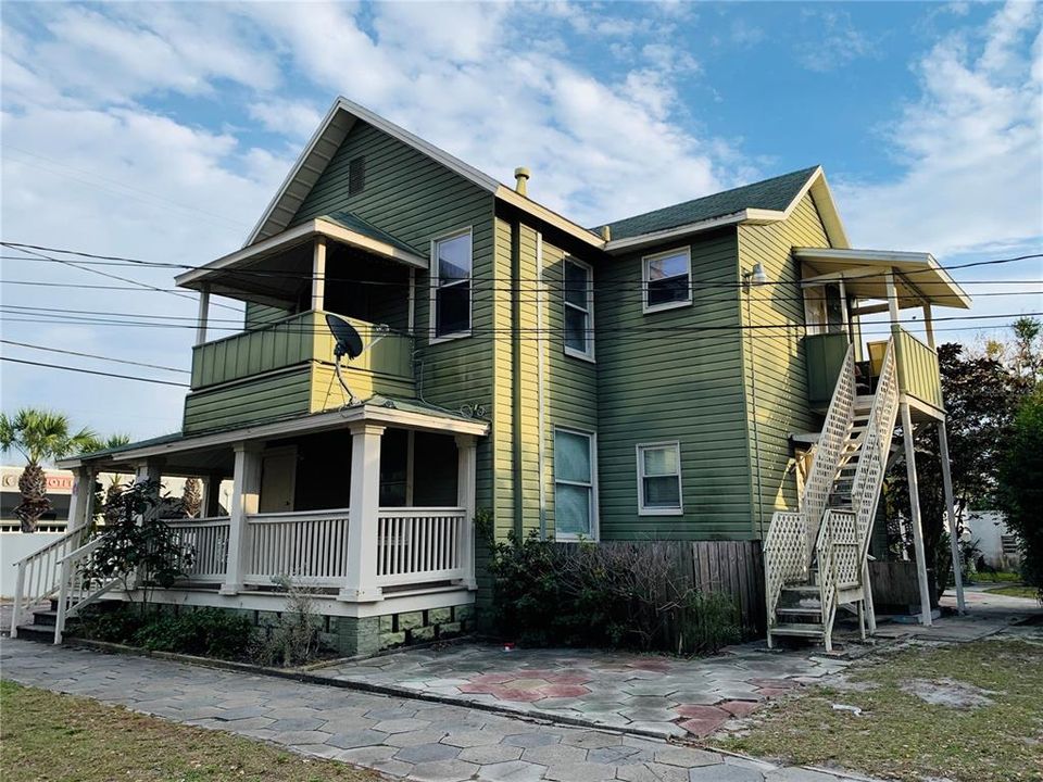 For Rent: $1,400 (1 beds, 1 baths, 700 Square Feet)
