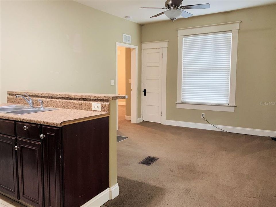 For Rent: $1,400 (1 beds, 1 baths, 700 Square Feet)